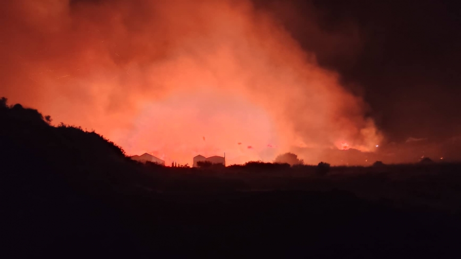 Μεγάλη φωτιά στη Σκάλα Κεφαλονιάς - Κοντά σε κατοικημένες περιοχές