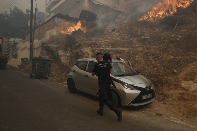 Μεγάλη φωτιά στη Γλυφάδα - Απομάκρυνση κατοίκων