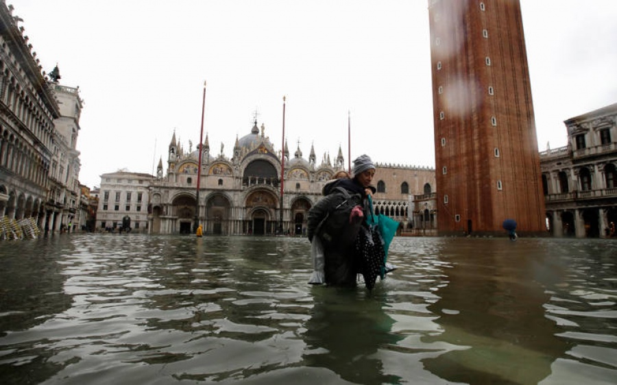 «Γονάτισε» η Βενετία από τις πλημμύρες - Τεράστιες ζημιές εκατοντάδων εκατ. ευρώ