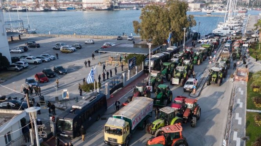Ξεσηκωμός αγροτών - Εκρηκτική κλιμάκωση με αποκλεισμούς, τρακτέρ στο λιμάνι Βόλου - Κυβέρνηση τάζει...διάλογο