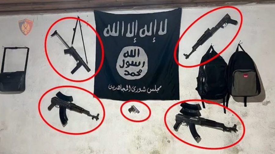 Οπλοστάσιο του ISIS σε χωριό της Αλβανίας - H σημαία των τρομοκρατών σοκάρει