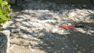 Αδιανόητο: Σοβάδες έπεσαν σε Δημοτικό Σχολείο του Αγίου Στεφάνου λίγο πριν χτυπήσει το κουδούνι - Πρωτοφανείς εικόνες (vid)