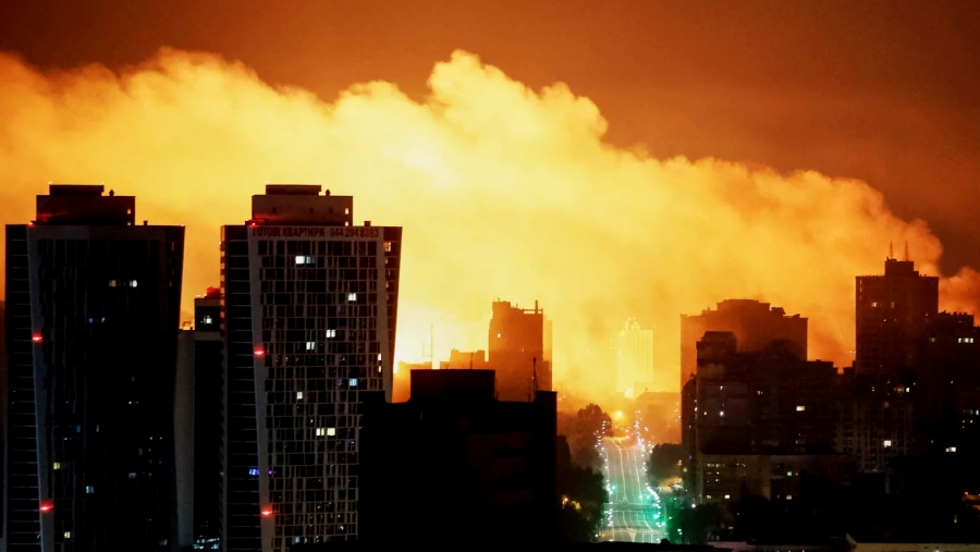 Λαμπάδιασαν οι ουρανοί - Ρωσικές FAB πυρπόλησαν τον τηλεοπτικό πύργο του Chernihiv - Στις φλόγες η ουκρανική πόλη