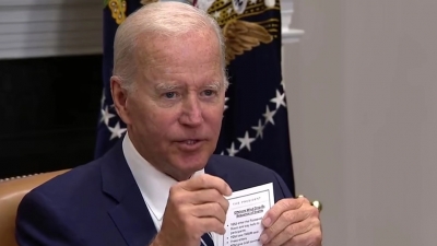 Τι συμβαίνει με τον πρόεδρο; Ο Biden σε νέα γκάφα αποκάλυψε το... σκονάκι του - «Καθίστε εδώ»