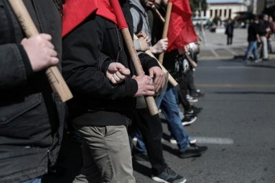 Ένταση στη Βουλή - Διαδηλωτές προσπάθησαν να ανέβουν τα σκαλιά στον Άγνωστο Στρατιώτη
