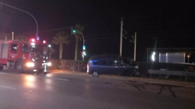 Τροχαίο στη Λ. Ποσειδώνος - Αυτοκίνητο έπεσε πάνω σε προστατευτικές μπάρες