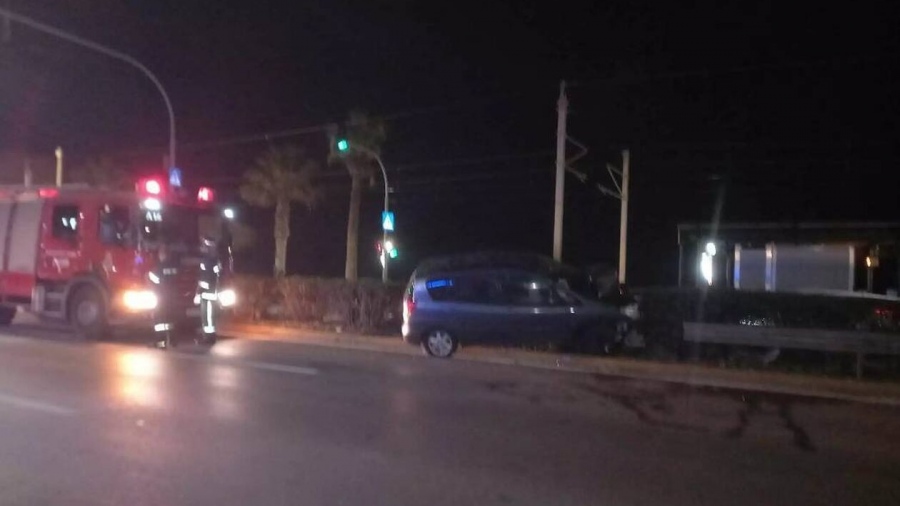 Τροχαίο στη Λ. Ποσειδώνος - Αυτοκίνητο έπεσε πάνω σε προστατευτικές μπάρες
