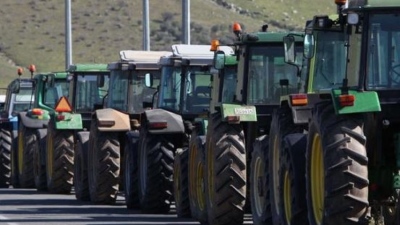 Ανοιχτή η Εθνική Οδός από Αθήνα προς Θεσσαλονίκη, οι αγρότες αναμένουν τις κυβερνητικές ανακοινώσεις