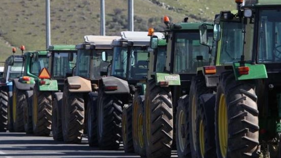 Ανοιχτή η Εθνική Οδός από Αθήνα προς Θεσσαλονίκη, οι αγρότες αναμένουν τις κυβερνητικές ανακοινώσεις