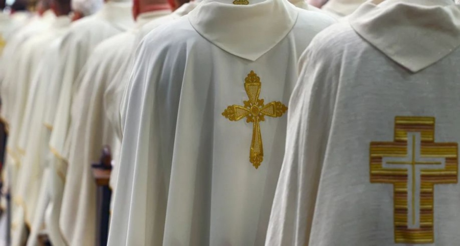 «Ιερές» μπίζνες - Σκάνδαλο εκατομμυρίων συγκλονίζει την Καθολική Εκκλησία της Σύρου - Διώξεις για κακούργημα και ξέπλυμα