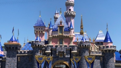 Disneyland: Σχεδιάζει να ανοίξει έως τέλη Απριλίου 2021