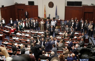 Επικυρώνει τη συμφωνία με την Ελλάδα το Κοινοβούλιο της ΠΓΔΜ - Πυρά από την αντιπολίτευση - Zaev: Ο λαός θα πει ναι στο δημοψήφισμα