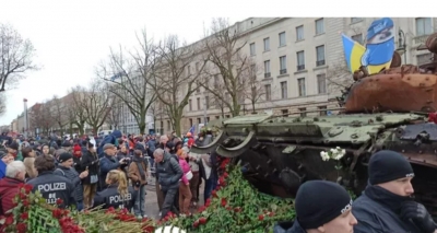 Γερμανία: Απέτυχε η ουκρανική πρόκληση με το άρμα απέναντι στη Ρωσική πρεσβεία – Άνθη καταθέτουν οι Βερολινέζοι