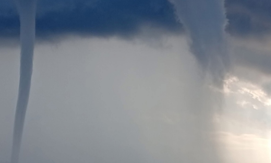 Σπάνιο θέαμα: Υδροστρόβιλος σκέπασε την περιοχή Αίγινας - Μεθάνων