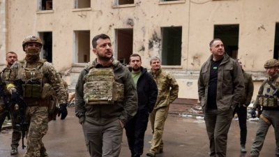 Προκλητικός o Zelensky κομπάζει για τα χτυπήματα κατά της Ρωσίας: «Αυτές είναι μακράς εμβέλειας κυρώσεις»