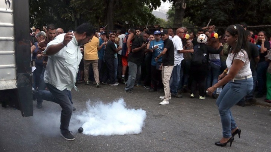 Βενεζουέλα: Με δακρυγόνα διέλυσε η αστυνομία διαδήλωση της αντιπολίτευσης στο Καράκας