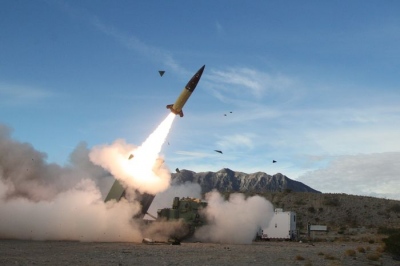 Politico: Ο Zelensky ζήτησε πυραύλους ATACMS μεγαλύτερης εμβέλειας