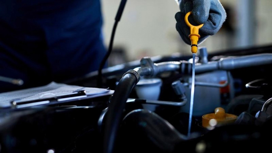 Ένα απλό κόλπο με χαρτί μαρτυρά το λάδι του κινητήρα