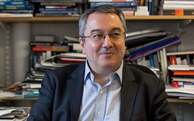 Μόσιαλος (Καθηγητής LSE): Απαραίτητη η έγκαιρη χορήγηση της δεύτερης δόσης για την ανοσοπροστασία