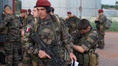 O Macron σε βάση του ΝΑΤΟ στη Ρουμανία με Γάλλους στρατιώτες, ενώ ο γαλλικός Τύπος τονίζει το έλλειμμα της κοινής ευρωπαϊκής άμυνας