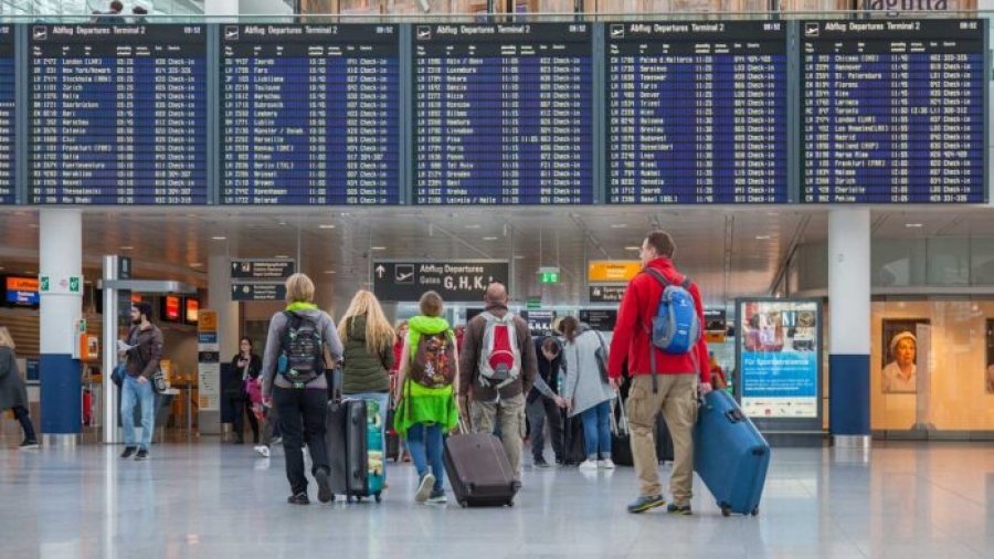 Επιτάχυνση της χαλάρωσης των ταξιδιωτικών περιορισμών ζητά η IATA