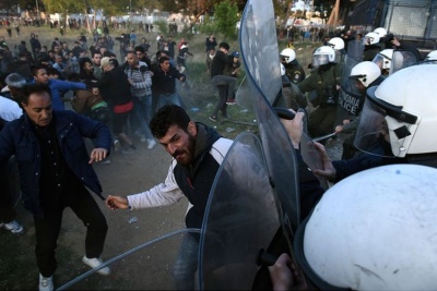 Εικόνες ντροπής στα Διαβατά - Πρόσφυγες κατά αστυνομικών - Κατάληψη του Σταθμού Λαρίσης - Συναγερμός στις ελληνικές Αρχές