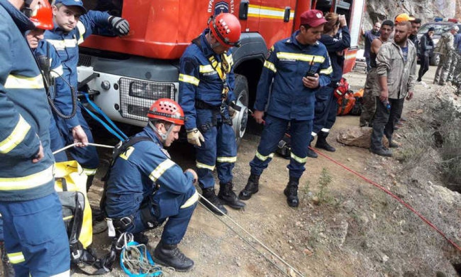 Νεκροί ανασύρθηκαν τρεις άνδρες από φρεάτιο στη Βαρυμπόμπη
