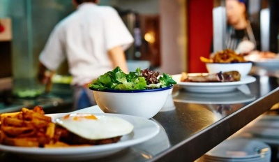 Άμεσα μέτρα στήριξης ζητάει η Ένωση Επιχειρήσεων Οργανωμένης Εστίασης