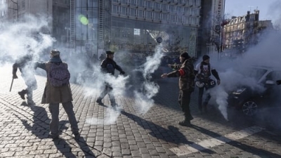Γαλλία: Με δακρυγόνα η αστυνομία προσπαθεί να διαλύσει το γαλλικό «Κομβόι της Ελευθερίας» στο Παρίσι