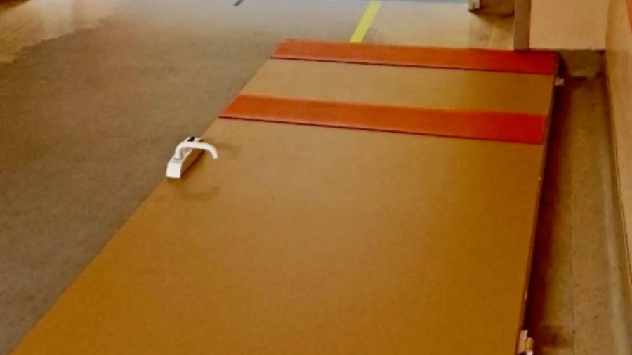 Αδιανόητο περιστατικό στο Πανεπιστημιακό Νοσοκομείο Λάρισας: Πόρτα έπεσε και έσπασε το χέρι εργαζόμενης