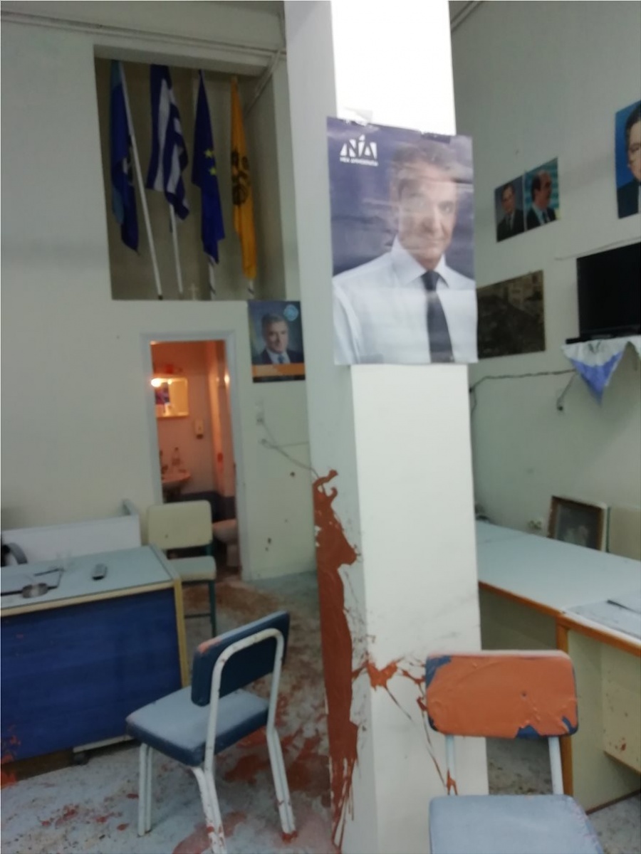 Επίθεση κουκουλοφόρων στα γραφεία της ΝΔ στα Πετράλωνα - «Δεν θα μείνει κανείς ζωντανός»