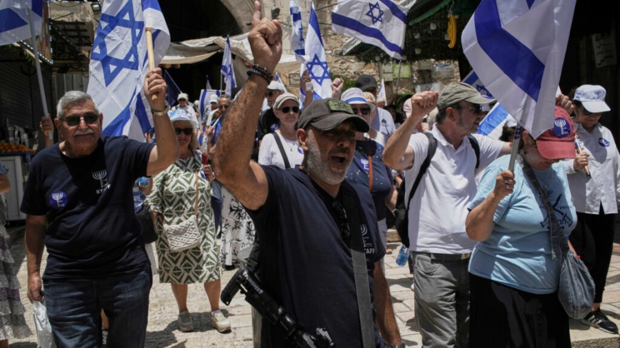 Χιλιάδες πολίτες στους δρόμους του Ισραήλ με όπλα – «Θάνατος στους Παλαιστίνιους, να καεί το χωριό σας»