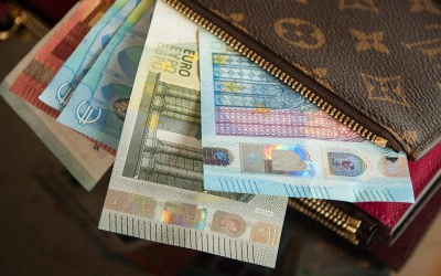 Έρευνα: Ένας στους δύο Έλληνες θα επέστρεφε χαμένο πορτοφόλι με χρήματα