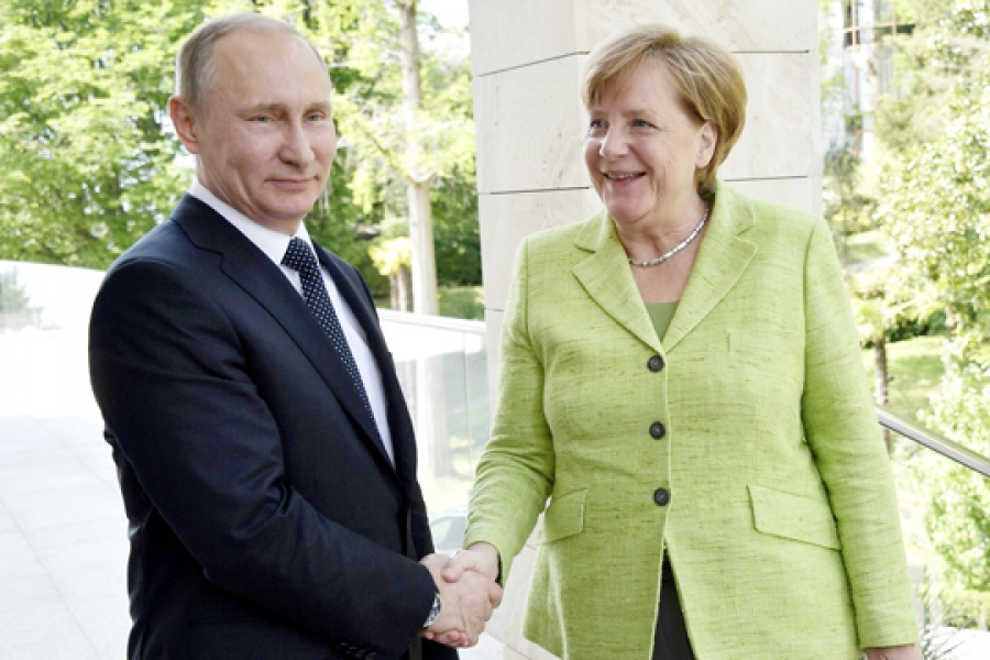 Συνάντηση Merkel - Putin στο Βερολίνο – Προηγουμένως ο Ρώσος πρόεδρος παρέστη στον γάμο της Αυστριακής ΥΠΕΞ