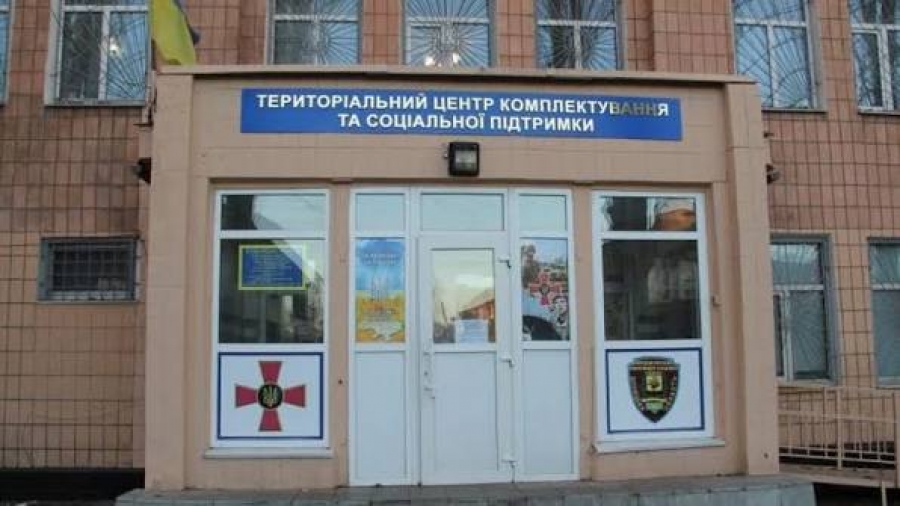 Βίαια επιστρατευμένος μαχαίρωσε και σκότωσε μία γιατρό σε στρατολογικό γραφείο στο Κίεβο