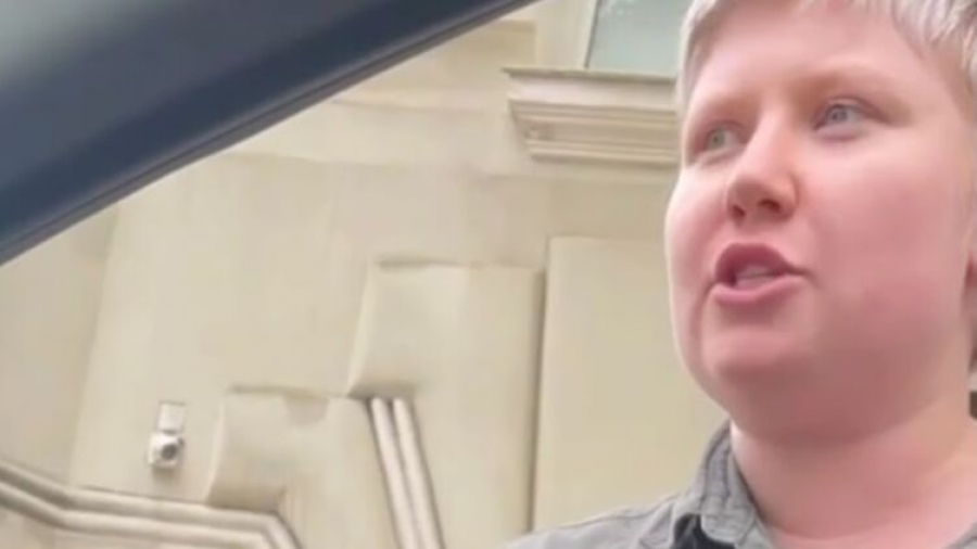 «Δεν καταλαβαίνω τη γλώσσα των σκύλων!» - Γυναίκα έφτυσε έναν οδηγό ταξί επειδή μιλούσε... ρωσικά