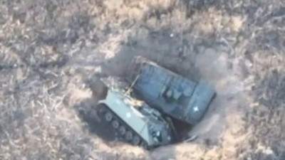 Φωτογραφία - έπος: Δύο αμερικανικά τεθωρακισμένα έπεσαν σε γιγάντιο κρατήρα λόγω αεροβόμβας