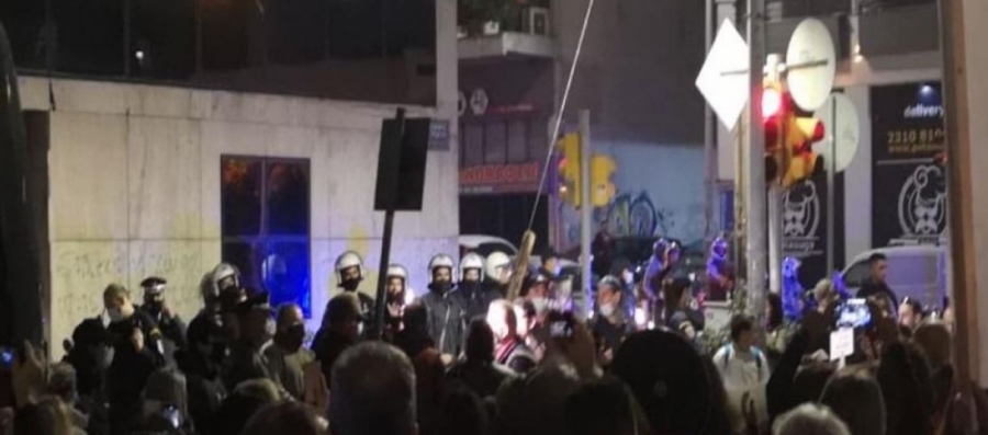 Συγκέντρωση και πορεία κατά της υποχρεωτικότητας των εμβολιασμών από υγειονομικούς και πολίτες στη Θεσσαλονίκη