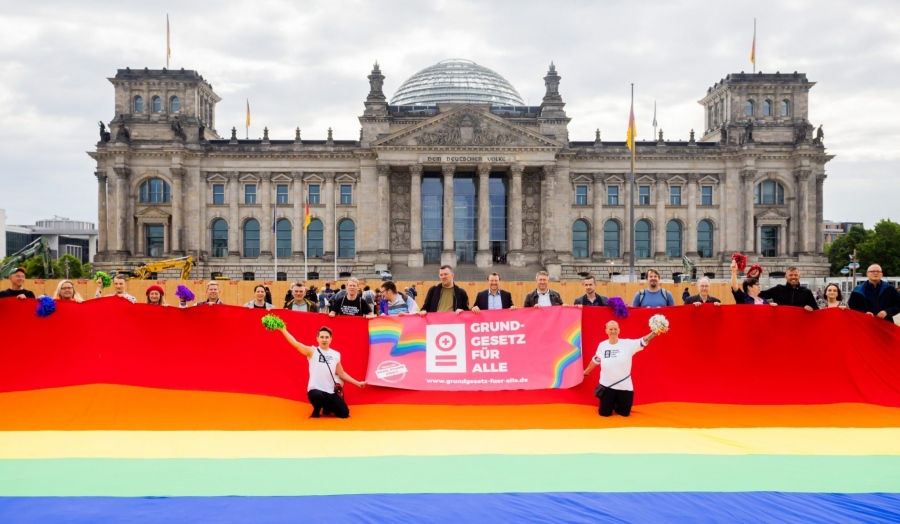 Επέστρεψε η λογική - Η Bundestag απαγορεύει την ανάρτηση της σημαίας του Pride