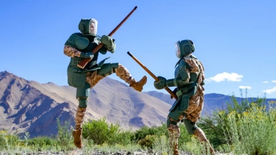 Τα μυστικά του αρχαίου πολέμου... Πυρηνική υπερδύναμη εκπαιδεύει στρατιώτες της σε μάχες με λόγχες και κοντάρια