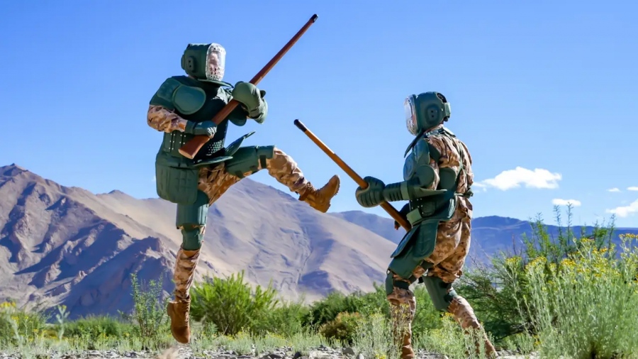 Τα μυστικά του αρχαίου πολέμου... Πυρηνική υπερδύναμη εκπαιδεύει στρατιώτες της σε μάχες με λόγχες και κοντάρια