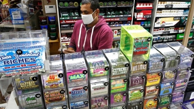 Η επιμονή ανταμείβεται - Άνδρας κερδίζει 3,5 εκατ. δολάρια μετά από 22 χρόνια που έπαιζε τους ίδιους αριθμούς