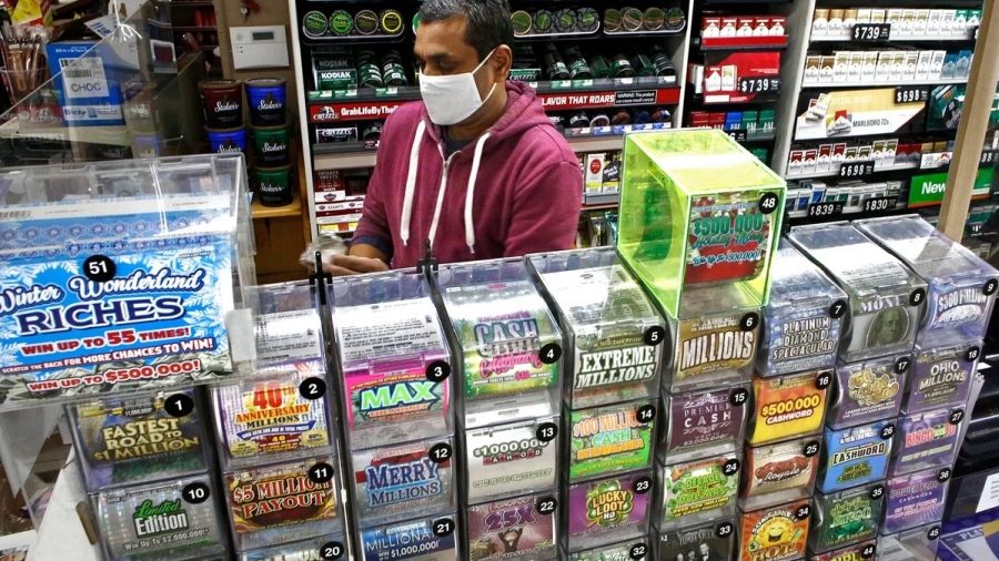 Η επιμονή ανταμείβεται - Άνδρας κερδίζει 3,5 εκατ. δολάρια μετά από 22 χρόνια που έπαιζε τους ίδιους αριθμούς