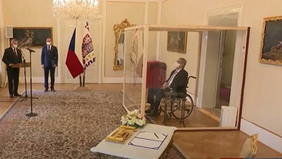 Ο Τσέχος Πρόεδρος διόρισε τον νέο πρωθυπουργό μέσα από... γυάλινο κουτί λόγω κορωνοϊού