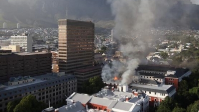 Νότια Αφρική: Υπό έλεγχο η πυρκαγιά στο κτίριο του Κοινοβουλίου – Δεν υπάρχουν πληροφορίες για τραυματίες