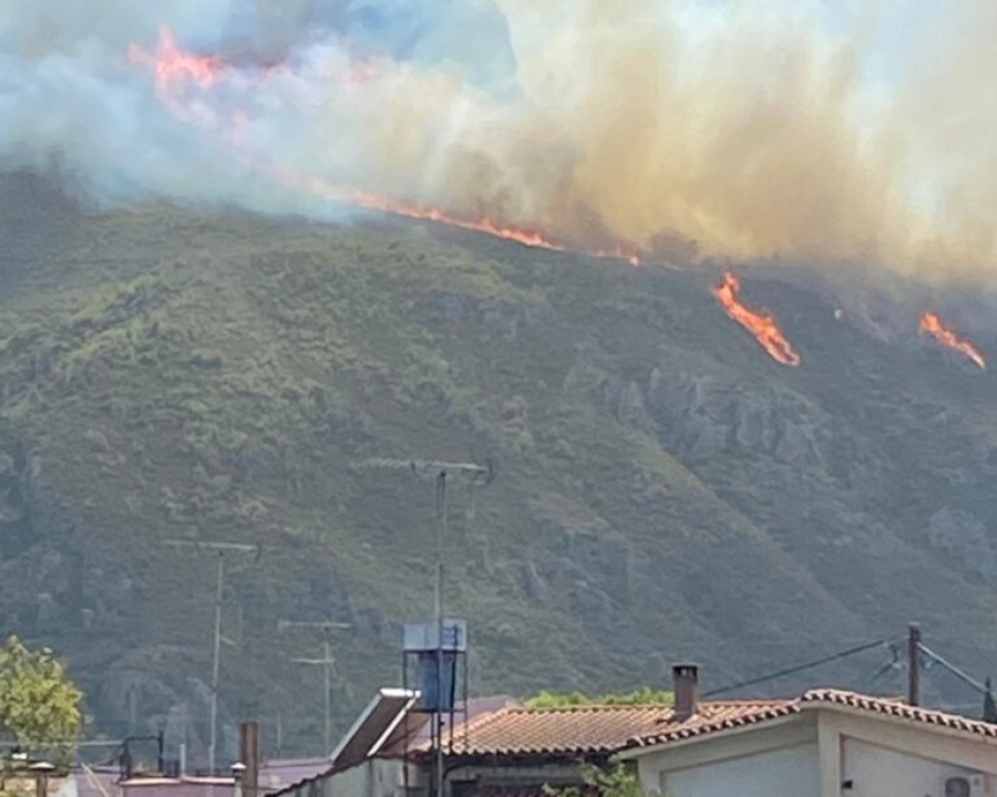 Διακοπή κυκλοφορίας στην παλιά εθνική Πατρών – Κορίνθου, λόγω της μεγάλης φωτιάς στην Αχαΐα