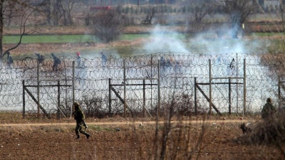 Τούρκοι αστυνομικοί εκτοξεύουν δακρυγόνα στις Καστανιές Έβρου