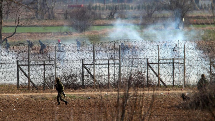 Τούρκοι αστυνομικοί εκτοξεύουν δακρυγόνα στις Καστανιές Έβρου