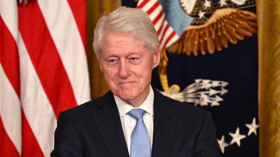 Ο Clinton έπαθε... Biden - Παραπατά και δείχνει αποπροσανατολισμένος