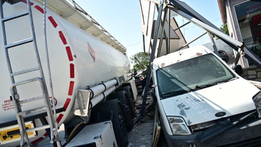 Χάος στο Μενίδι - Βυτιοφόρο καρφώθηκε σε καταστήματα